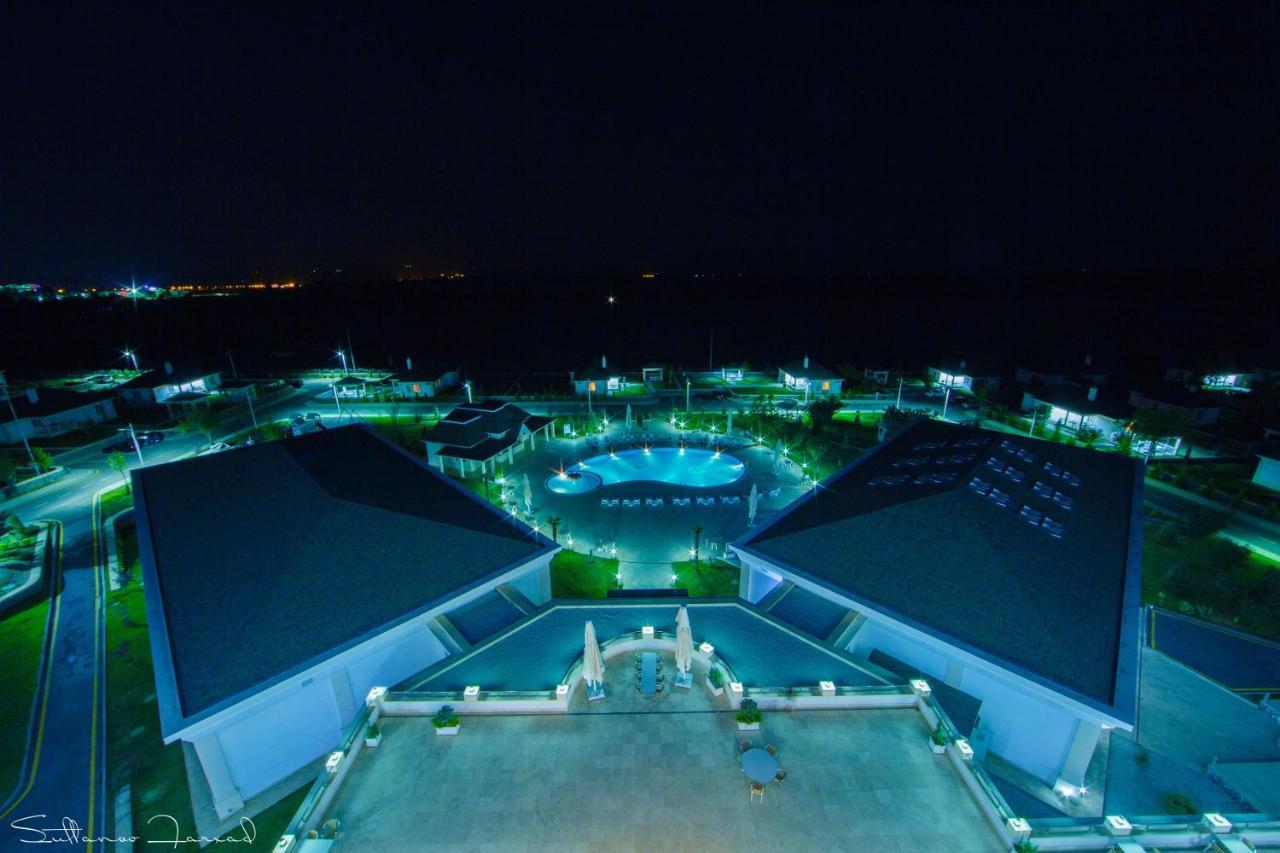 Gabala Garden Hotel Ngoại thất bức ảnh The pyramids at night