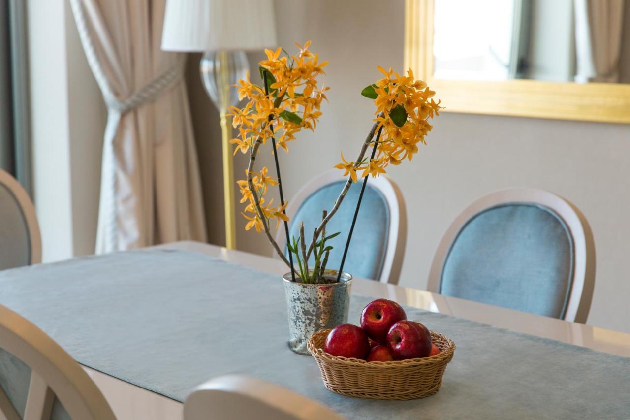Gabala Garden Hotel Ngoại thất bức ảnh A dining room table with a flower arrangement and fruit